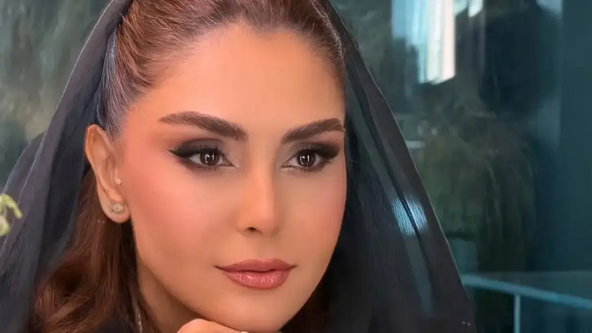 شیوا مکینیان بازیگر “پایتخت” با کفش های پاشنه بلند؛ استایل مشکی و زرشکی اش چشم ها را خیره کرد!