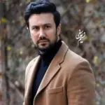 شاهرخ استخری در اتوبوس بلژیک با ظاهری متفاوت و موهای ژولیده دیده شد!