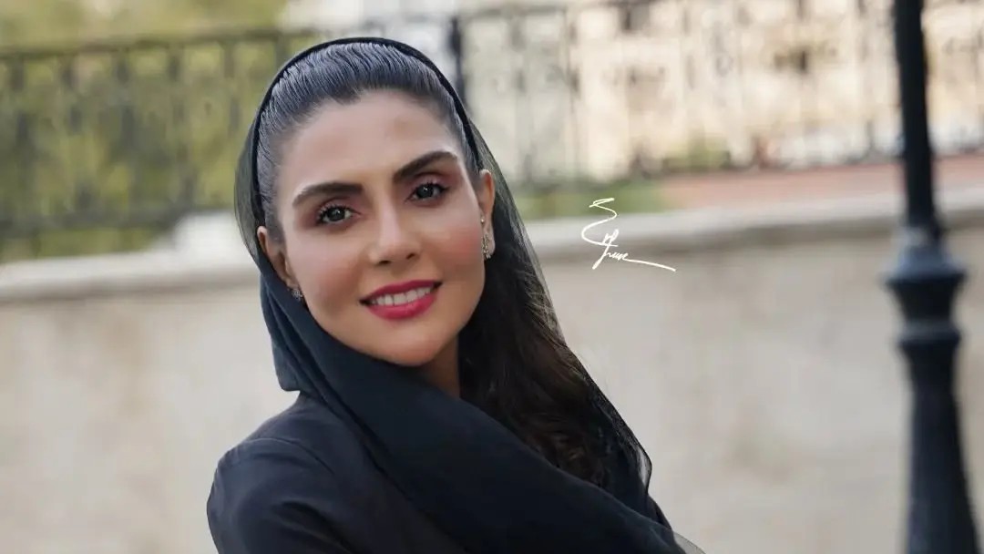 استایل متفاوت شیوا مکی نیان در اکران «کافه سلطان» جلب توجه کرد