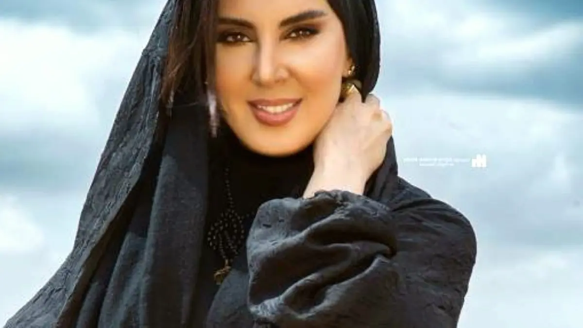 لیلا بلوکات با میز و آباژور زردرنگ در دکوراسیون مدرن