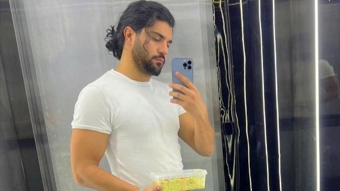 سینا مهراد درحال آشپزی کردن!