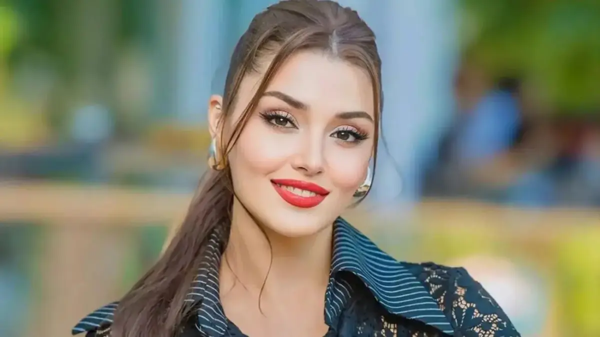 استایل دانشجویی هانده ارچل در فشن‌شوی والنتینو؛ بازیگر مشهور ترکیه‌ای با چند کتاب در دست!