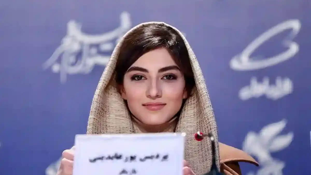 قاب‌های پاییزی و بارانی پردیس پورعابدینی؛ عکس‌های متفاوت بازیگر «گناه فرشته» زیر باران